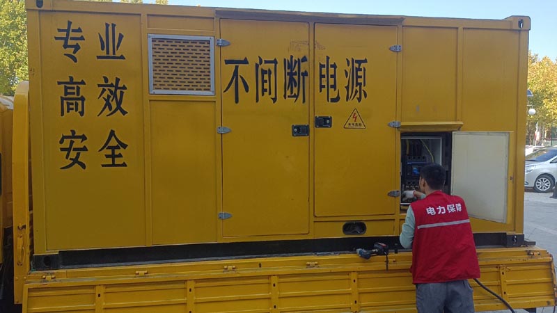 平房柴油发电机组和UPS电源配合使用时，如何避免切换过程中的电力中断？